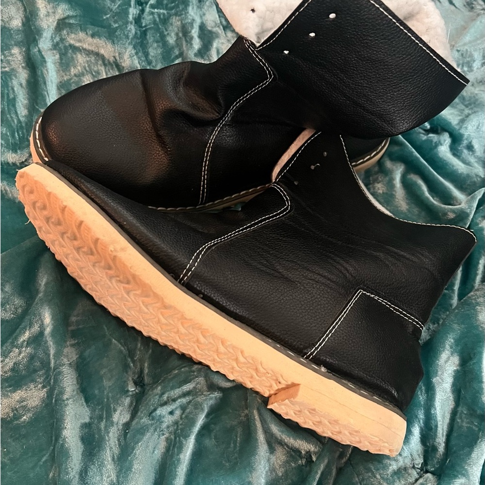 Women’s size 8 boots- black